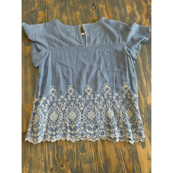 W5 Short Sleeve Pinstripe Blue White Embroidered Blouse M - Picture 2 of 7